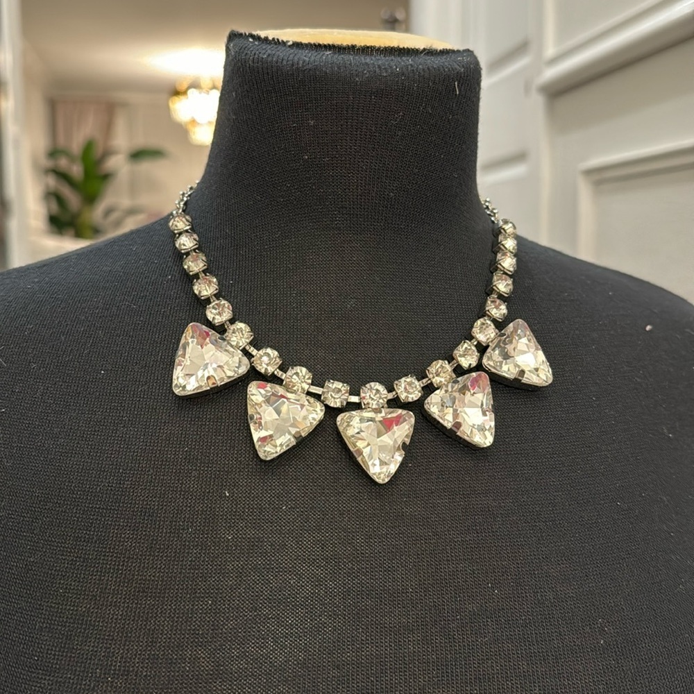 NWOT WOMEN TRIANGLE NECKLACE